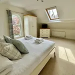 7 Bluebridge Court With Free Parking